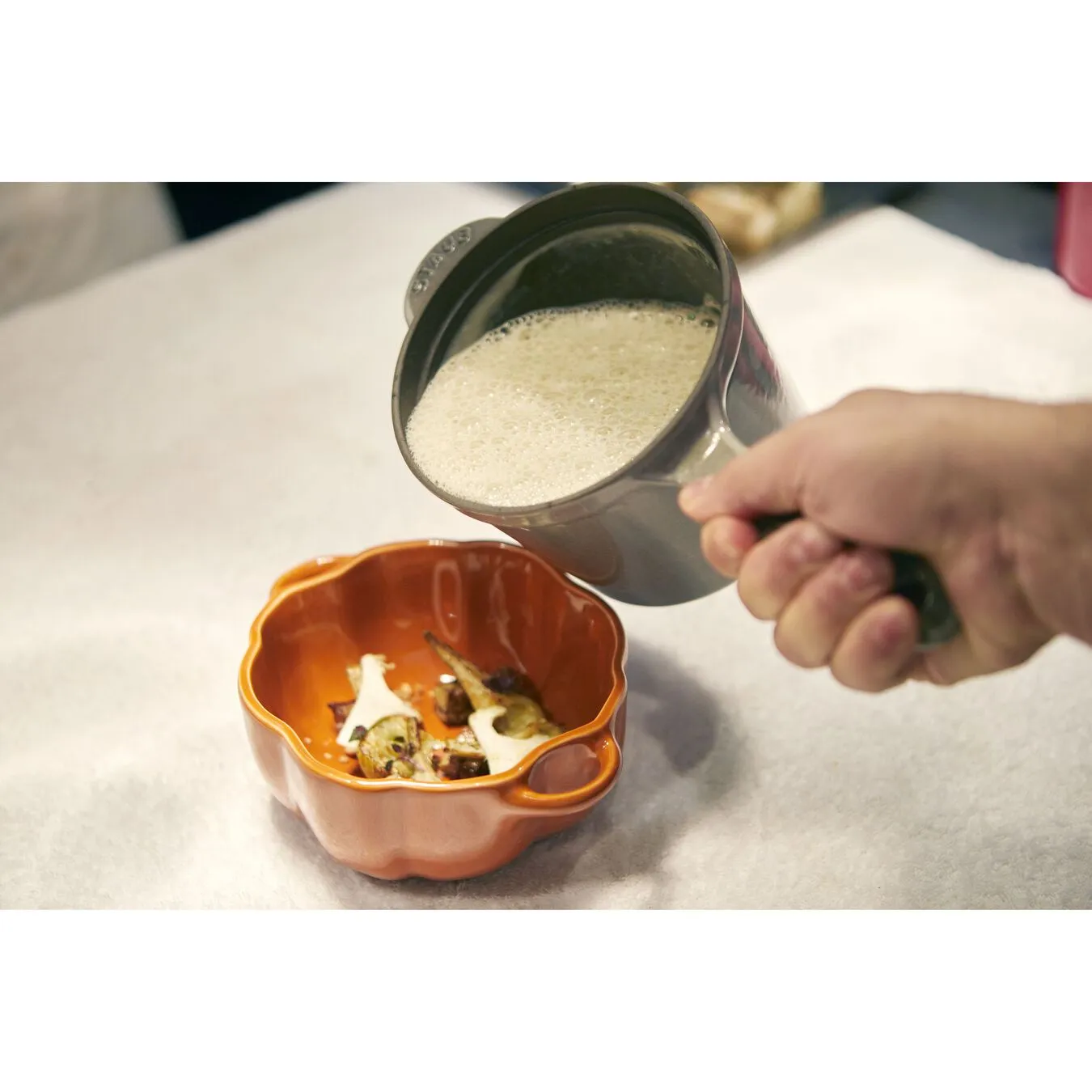 Staub Stieltopf 14 Cm, Gusseisen, Graphit-Grau 3 Staub Stieltopf 14 Cm, Gusseisen, Graphit-Grau – Bild 3