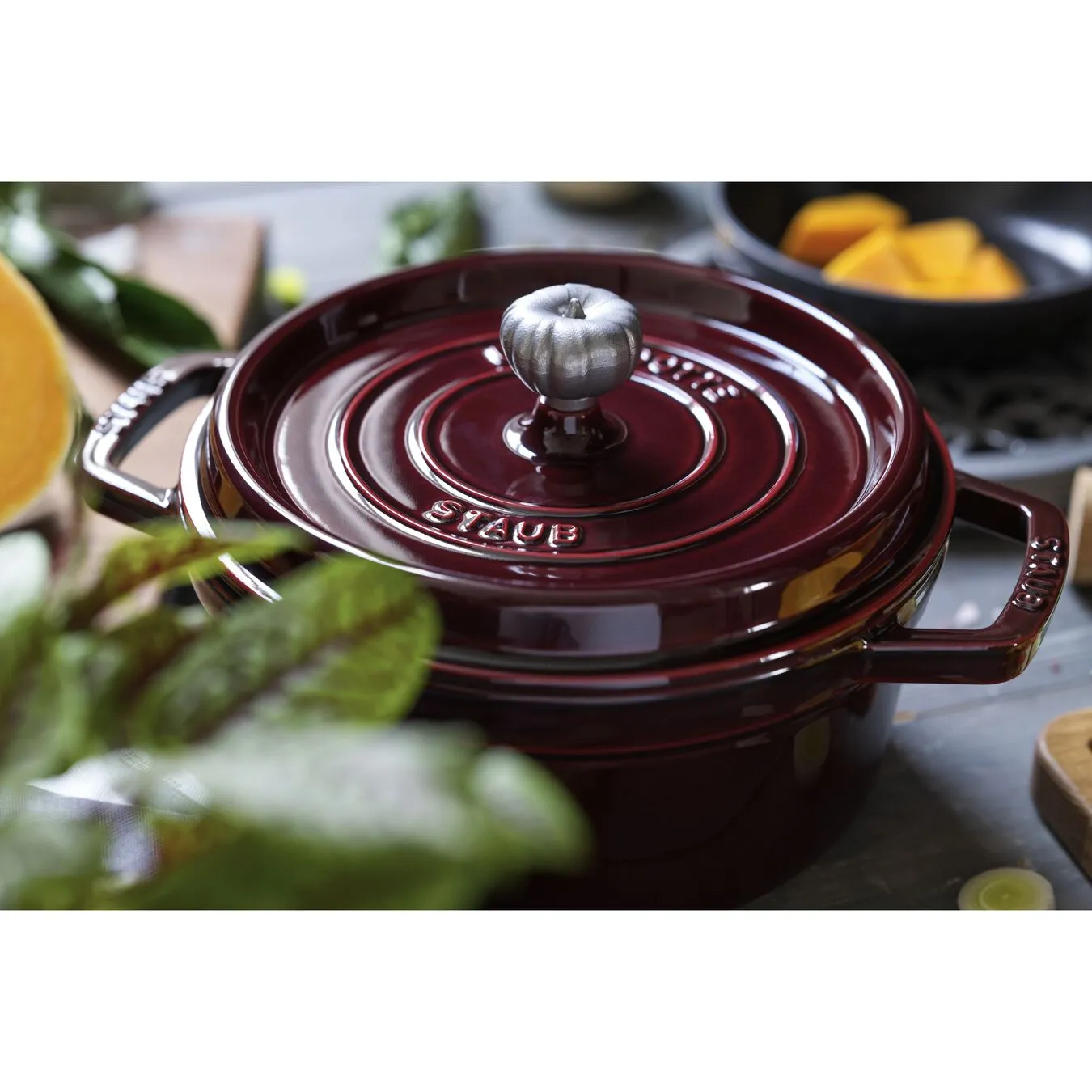 Staub Cocotte 24 Cm, Rund, Grenadine-Rot, Gusseisen 4 Staub Cocotte 24 Cm, Rund, Grenadine-Rot, Gusseisen – Bild 4